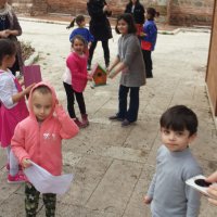 Koca yürekli minik eller 