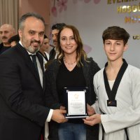 Uçan tekmelerin sertifikası Başkan Aktaş’tan 