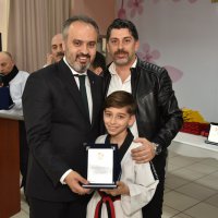 Uçan tekmelerin sertifikası Başkan Aktaş’tan 