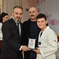 Uçan tekmelerin sertifikası Başkan Aktaş’tan 