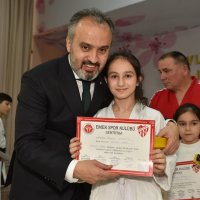 Uçan tekmelerin sertifikası Başkan Aktaş’tan 