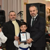 Uçan tekmelerin sertifikası Başkan Aktaş’tan 