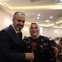 Başkan Aktaş’tan kadınlara karanfil  