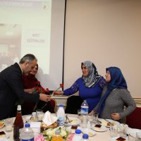 Başkan Aktaş’tan kadınlara karanfil  