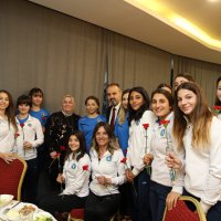 Başkan Aktaş’tan kadınlara karanfil  