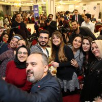 Başkan Aktaş’tan kadınlara karanfil  