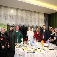 Başkan Aktaş’tan kadınlara karanfil  