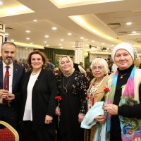 Başkan Aktaş’tan kadınlara karanfil  