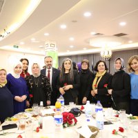 Başkan Aktaş’tan kadınlara karanfil  