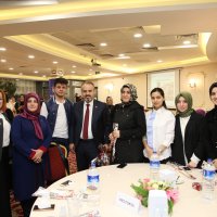 Başkan Aktaş’tan kadınlara karanfil  