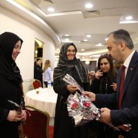 Başkan Aktaş’tan kadınlara karanfil  