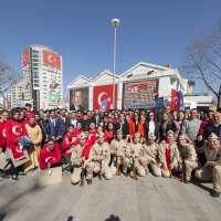 Kahramanlara duygusal anma 