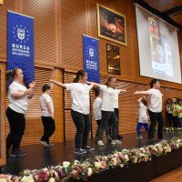 “Tıpkı sizin gibiyiz, + 1 farkla” 