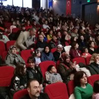 Adam olacak çocuklar sahnede 