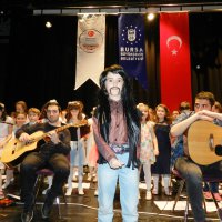 Adam olacak çocuklar sahnede 