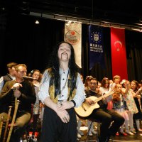 Adam olacak çocuklar sahnede 