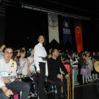 Adam olacak çocuklar sahnede 