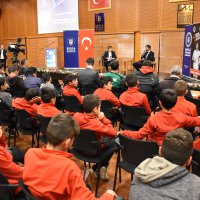 Şampiyon ‘kaptan’ gençlerle buluştu 