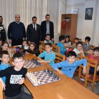 Çocuklara satranç dersi 