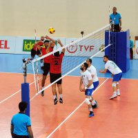 Efeler galibiyetle başladı  