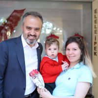 Başkan Aktaş’tan annelere karanfil 