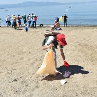 Gönüllü çevrecilerle sahil temizliği 