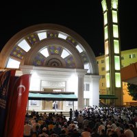 Camiler doldu taştı 