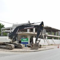 Atapark’taki kaçak bina yıkılıyor 