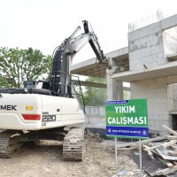 Atapark’taki kaçak bina yıkılıyor 