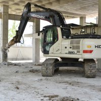 Atapark’taki kaçak bina yıkılıyor 