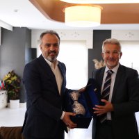 Bursa’ya hizmetin siyaseti yok 