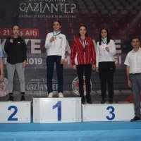 Karatecilerden 8 madalya 