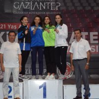 Karatecilerden 8 madalya 