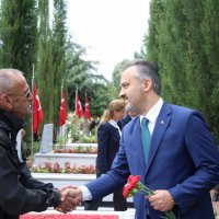Şehitlikte duygusal anma 