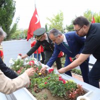 Şehitlikte duygusal anma 