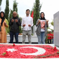 Şehitlikte duygusal anma 