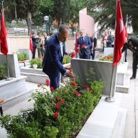 Şehitlikte duygusal anma 