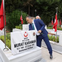Şehitlikte duygusal anma 