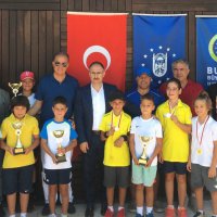  Küçük tenisçiler kupalarına kavuştu 