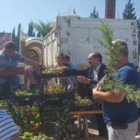 Mezarlık ziyaretçilerine ücretsiz fidan ve çiçek  