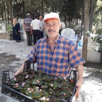 Mezarlık ziyaretçilerine ücretsiz fidan ve çiçek  