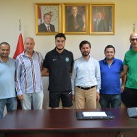 Sharifi imzayı attı 