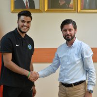 Sharifi imzayı attı 