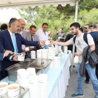 Üniversite öğrencilerine aşure ikramı 