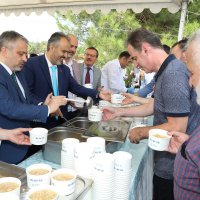 Üniversite öğrencilerine aşure ikramı 