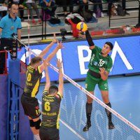 Efeler galibiyetle başladı 