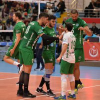 Efeler galibiyetle başladı 