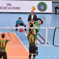 Efeler galibiyetle başladı 