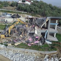 Kaçak villa yıkıldı  