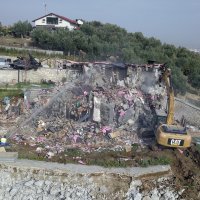 Kaçak villa yıkıldı  